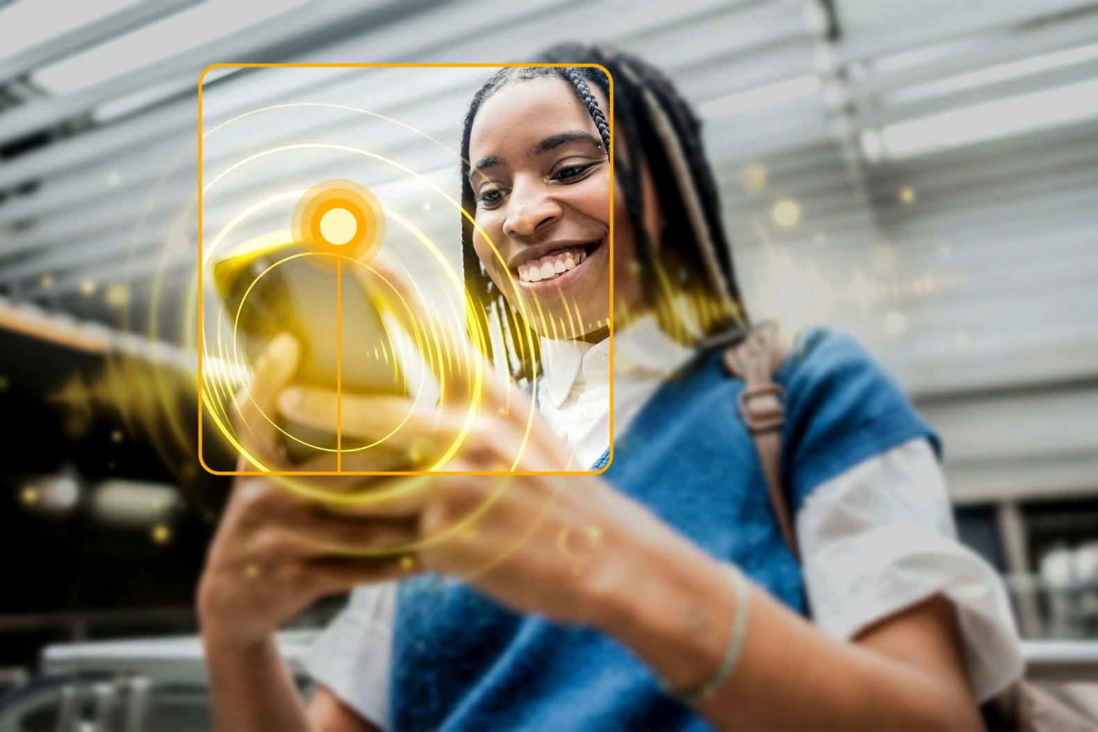 Mulher usando celular. audio ads keywords. anuncio por audio ads por palavra-chave