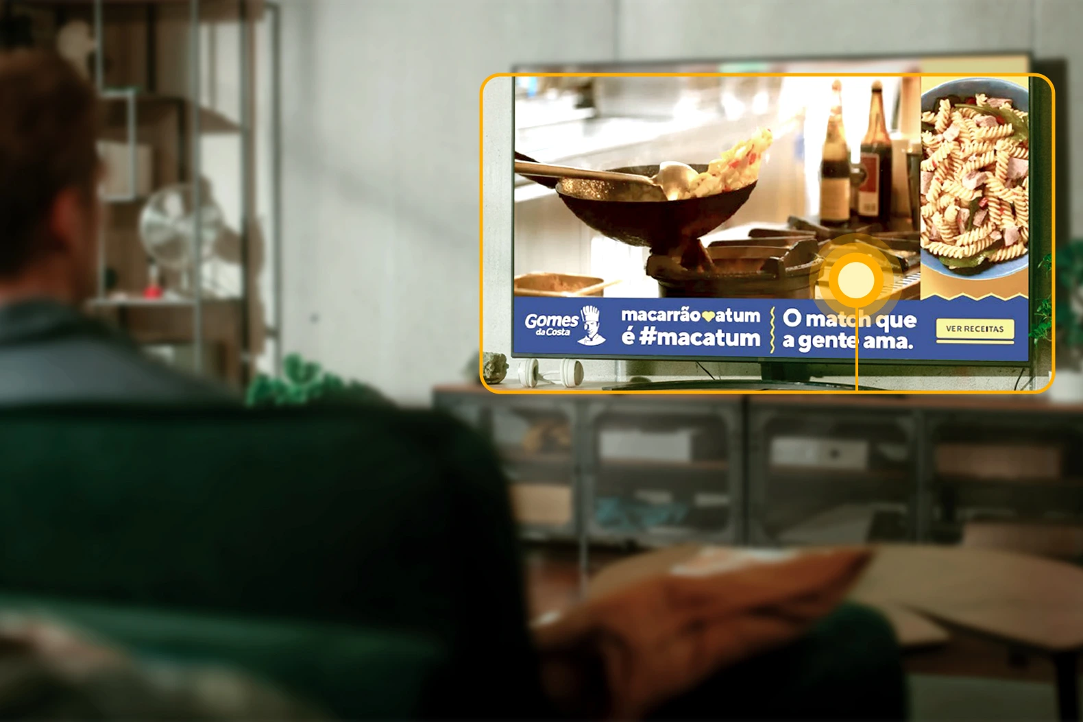 Homem assistindo programa de culinária na TV. Squeeze. Connect TV.